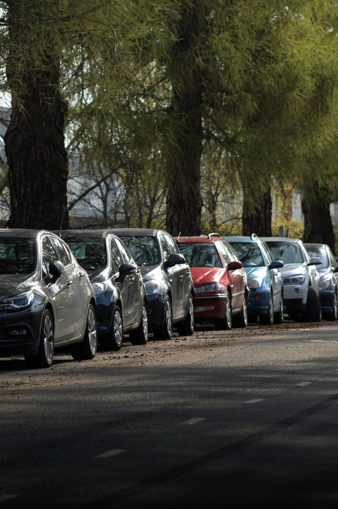 coches aparcados al costado de la carretera durante el día